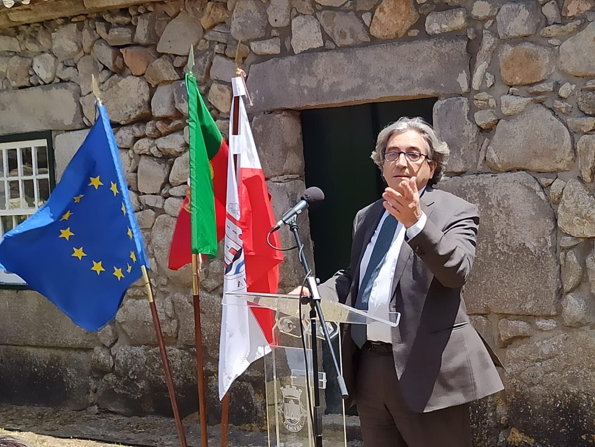 Ministro do Mar, Ricardo Serrão Santos, durante a visita à intervenção de alimentação artificial, proteção e reabilitação do sistema costeiro natural da duna dos Caldeirões, Caminha, 22 maio 2021