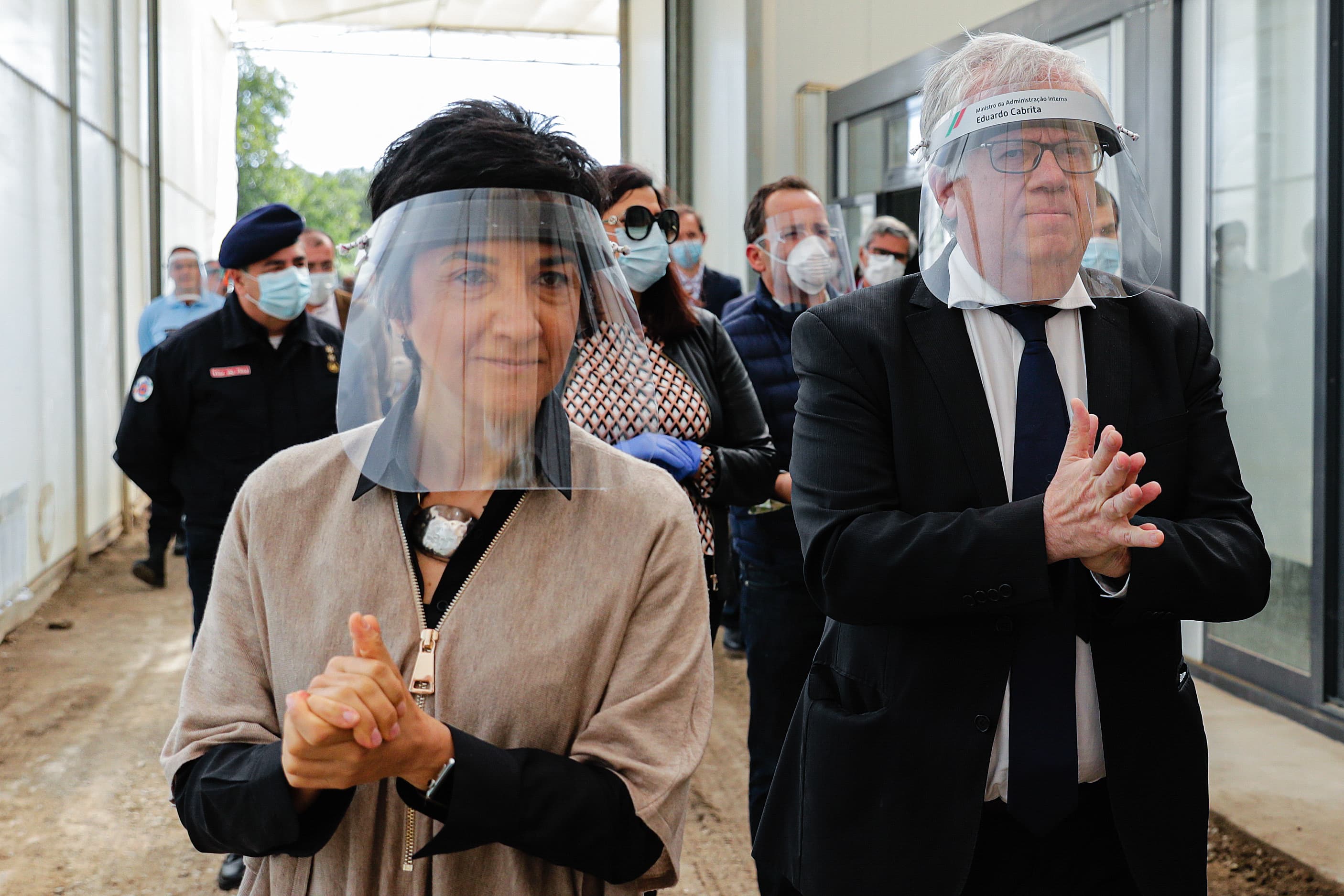 Ministro da Administração Interna, Eduardo Cabrita, e Ministra da Agricultura, Maria do Céu Albuquerque, numa ação de sensibilização e esclarecimento sobre a Covid-19 junto de emigrantes, Olhão, 22 abril 2020 (Foto: Luís Forra/LUSA)