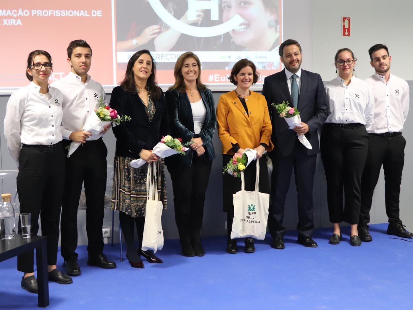 Membros do Governo com jovens na sessão de esclarecimento sobre igualdade salarial, Alverca, 8 novembro 2019