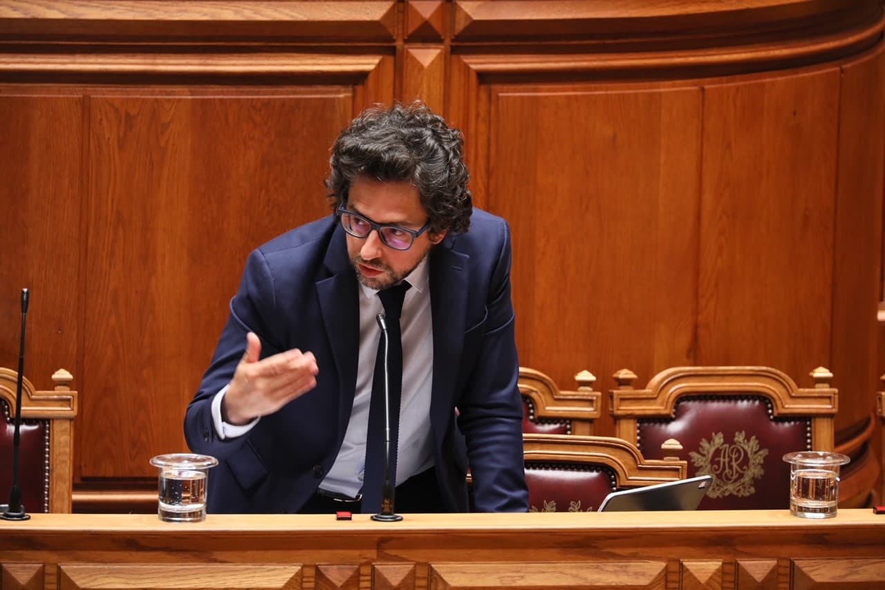 Secretário de Estado Adjunto e das Comunicações, Hugo Santos Mendes, na Assembleia da República, Lisboa, 18 maio 2021 (Foto: João Bica)