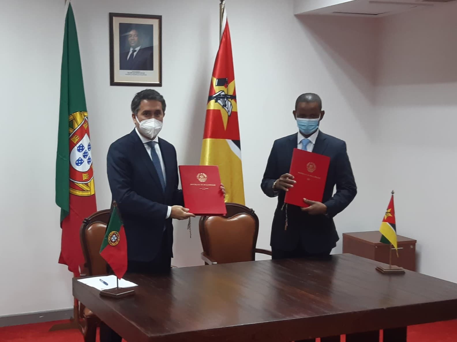 Secretário de Estado dos Negócios Estrangeiros e da Cooperação, Francisco André, e o vice-ministro dos Negócios Estrangeiros e Cooperação de Moçambique, Manuel Gonçalves, na assinatura do Programa Estratégico de Cooperação, Maputo, 22 novembro 2021