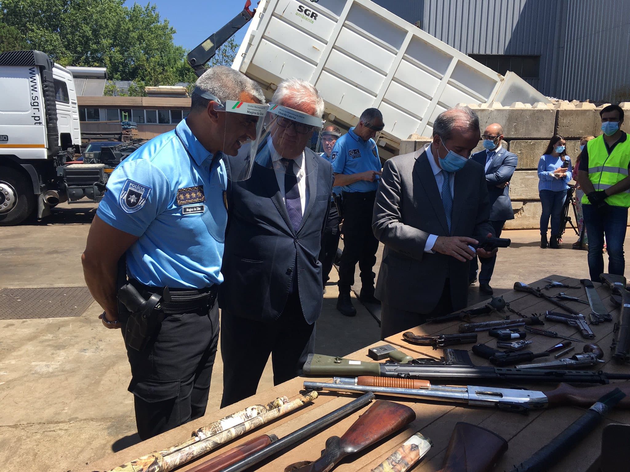 Ministro da Administração Interna, Eduardo Cabrita, em ação de destruição de armas, Maia, 10 julho 2020