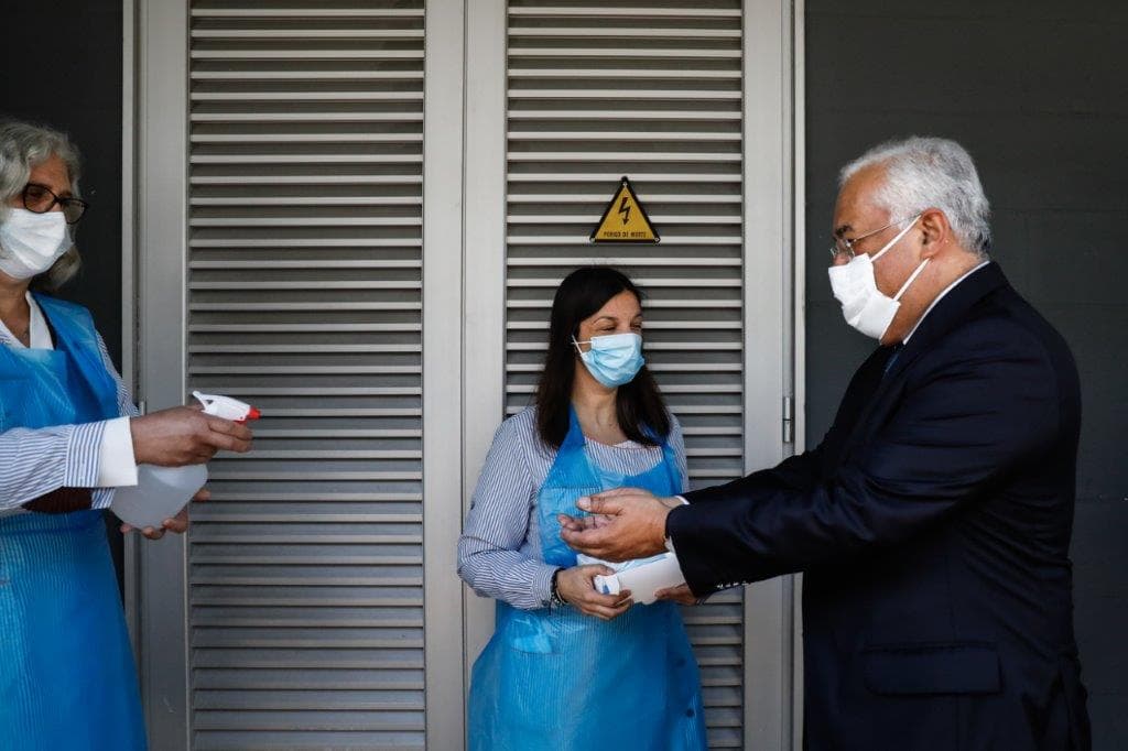 Primeiro-Ministro António Costa desinfeta as mãos ao chegar à Escola Secundária Dom Pedro V para se inteirar das medidas de segurança para a reabertura das aulas presenciais, Lisboa, 15 maio 2020 (Foto: Rodrigo Antunes/Lusa)