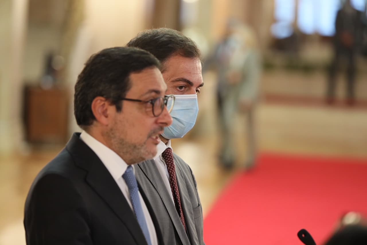 Secretários de Estado dos Assuntos Fiscais, Mendonça Mendes, e dos Assuntos Parlamentares, Duarte Cordeiro, no final das reuniões com os partidos sobre o Orçamento do Estado para 2022, Assembleia da república, 6 outubro 2021 (foto: João Bica)