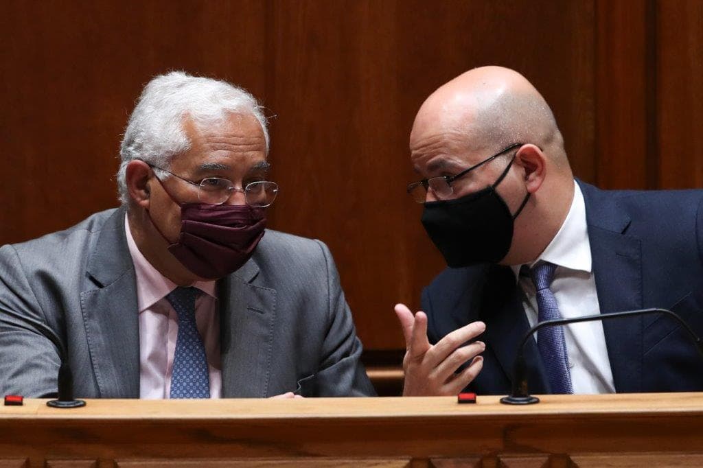 Primeiro-Ministro António Costa e Ministro de Estado e das Finanças, João Leão, no encerramento do debate na especialidade do Orçamento do Estado para 2021, Assembleia da República, 26 novembro 2020 (Foto: Manuel de Ameida/Lusa)