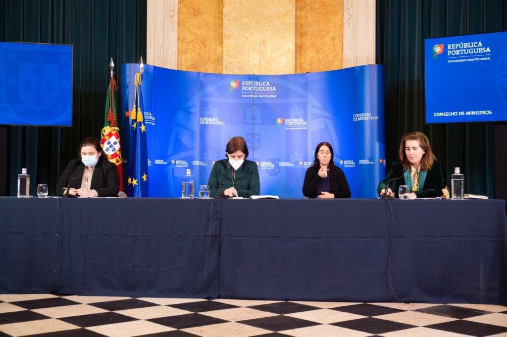 Ministras Mariana Vieira da Silva, Alexandra Leitão e Ana Mendes Godinho na conferência de imprensa do Conselho de Ministros, 18 fevereiro 2021 (foto: João Bica)