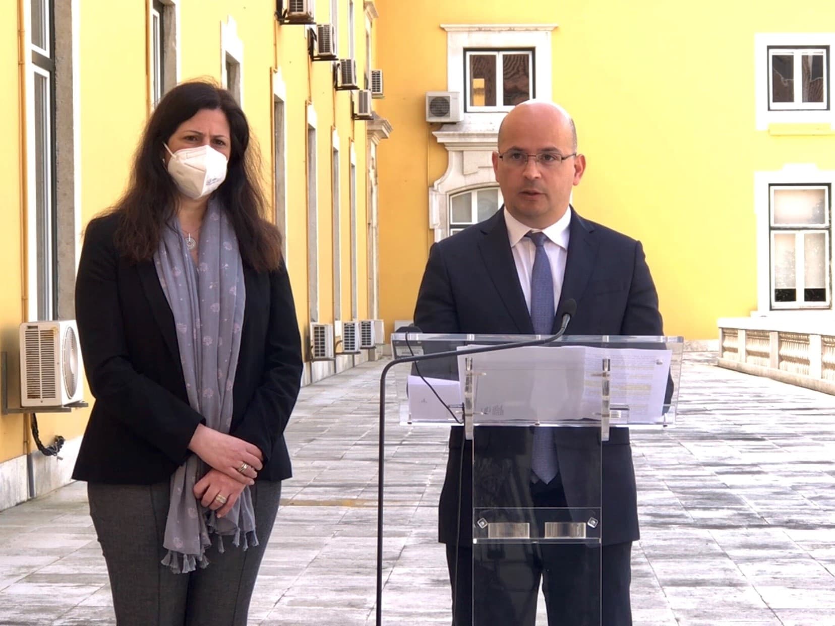 Ministro de Estado e das Finanças, João Leão, e Secretária de Estado do Orçamento, Cláudia Joaquim, fazem declaração à imprensa sobre os resultados orçamentais de 2020, Lisboa, 26 março 2021