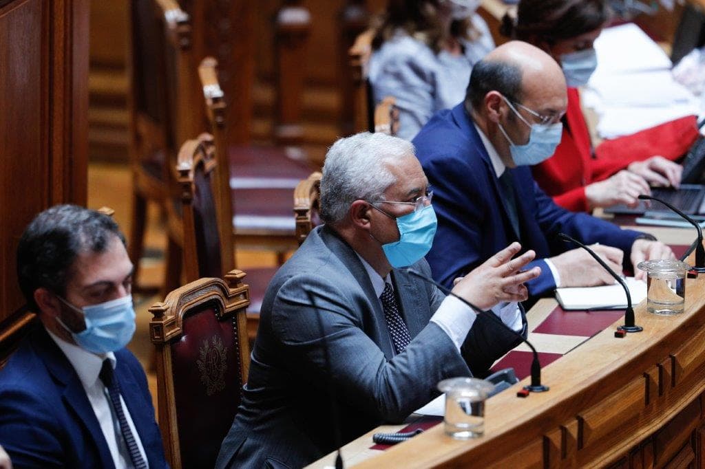 Primeiro-Ministro António Costa, Ministro Pedro Siza Vieira e Secretário de Estado Duarte Cordeiro escutam as perguntas dos deputados no debate quinzenal, Assembleia da República, 7 maio 2020 (Foto: António Cotrim/Lusa)