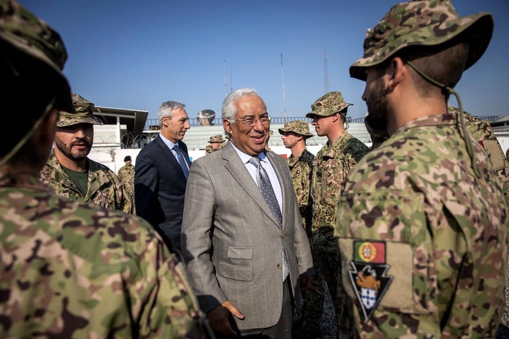 Primeiro-Ministro António Costa e Ministro da Defesa Nacional, João Gomes Cravinho, durante a visita ao 10.º contingente português na base militar de Besmayah, Iraque, 18 dezembro 2019 (Foto: Paulo Vaz Henriques)