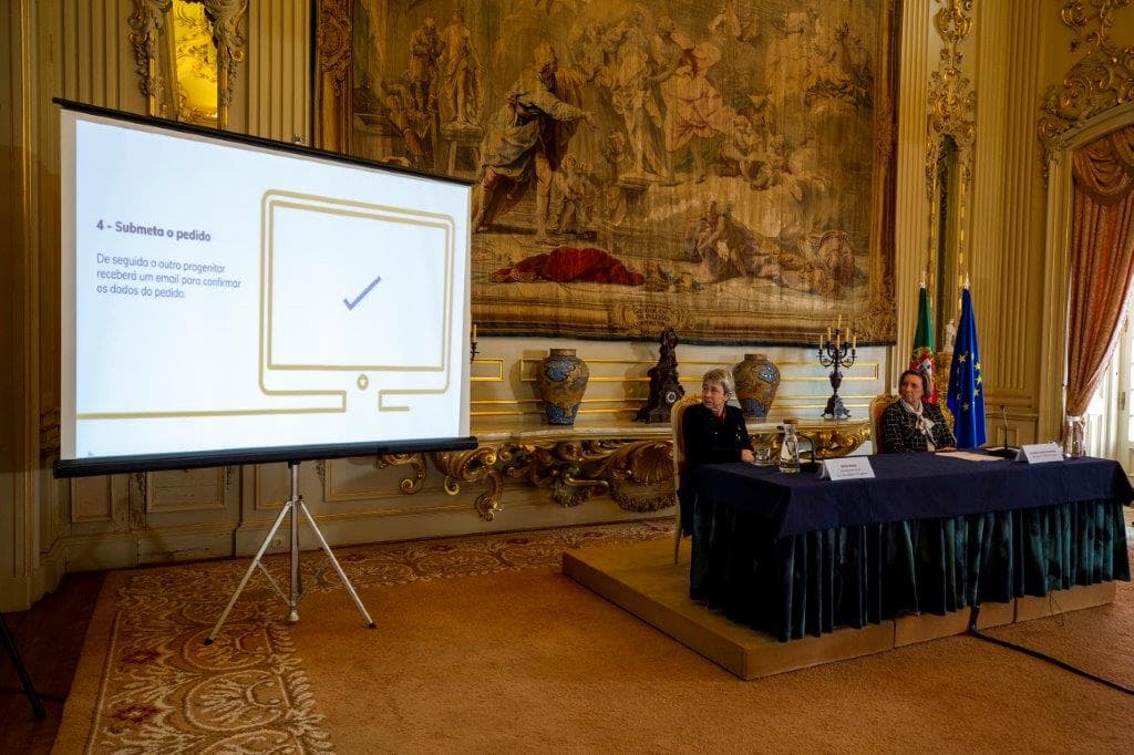 Secretárias de Estado das Comunidades Portuguesas, Berta Nunes, da Justiça, Anabela Pedroso, apresentam o registo de nascimento e nacionalidade online para residente no estrangeiro, Lisboa, 21 dezembro 2020