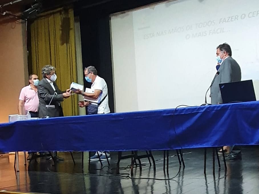 Ministro do Mar, Ricardo Serrão Santos, na entrega de equipamentos de proteção individual a pescadores de arte Xávega da Costa da Caparica, 1 julho 2020