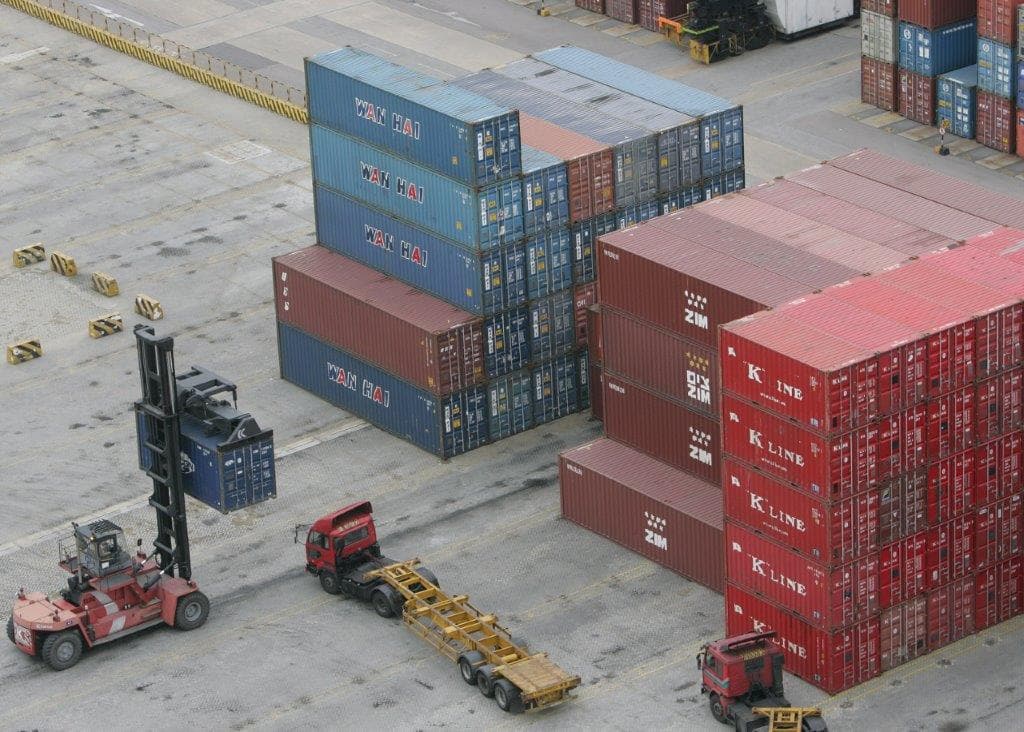 Comércio internacional - contentores em porto