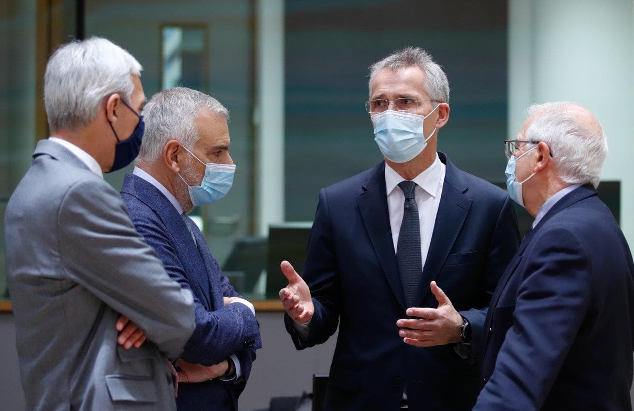 Ministro da Defesa Nacional, Gomes Cravinho, com Secretário-Geral da NATO, Jens Stoltenberg, e Alto Representante da EU para a Política Externa e de Defesa, Josep Borrel, Conselho de Ministros da Defesa da UE, Bruxelas, 16 novembro 2021 (Foto: UE)