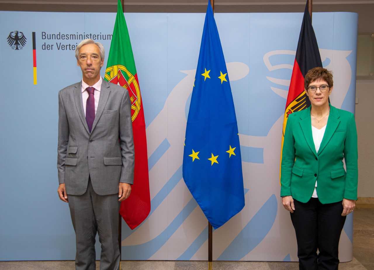 Ministro da Defesa Nacional, João Gomes Cravinho, com Ministra da Defesa da Alemanha, Annegret Kramp-Karrenbauer, Berlim, 9 julho 2020