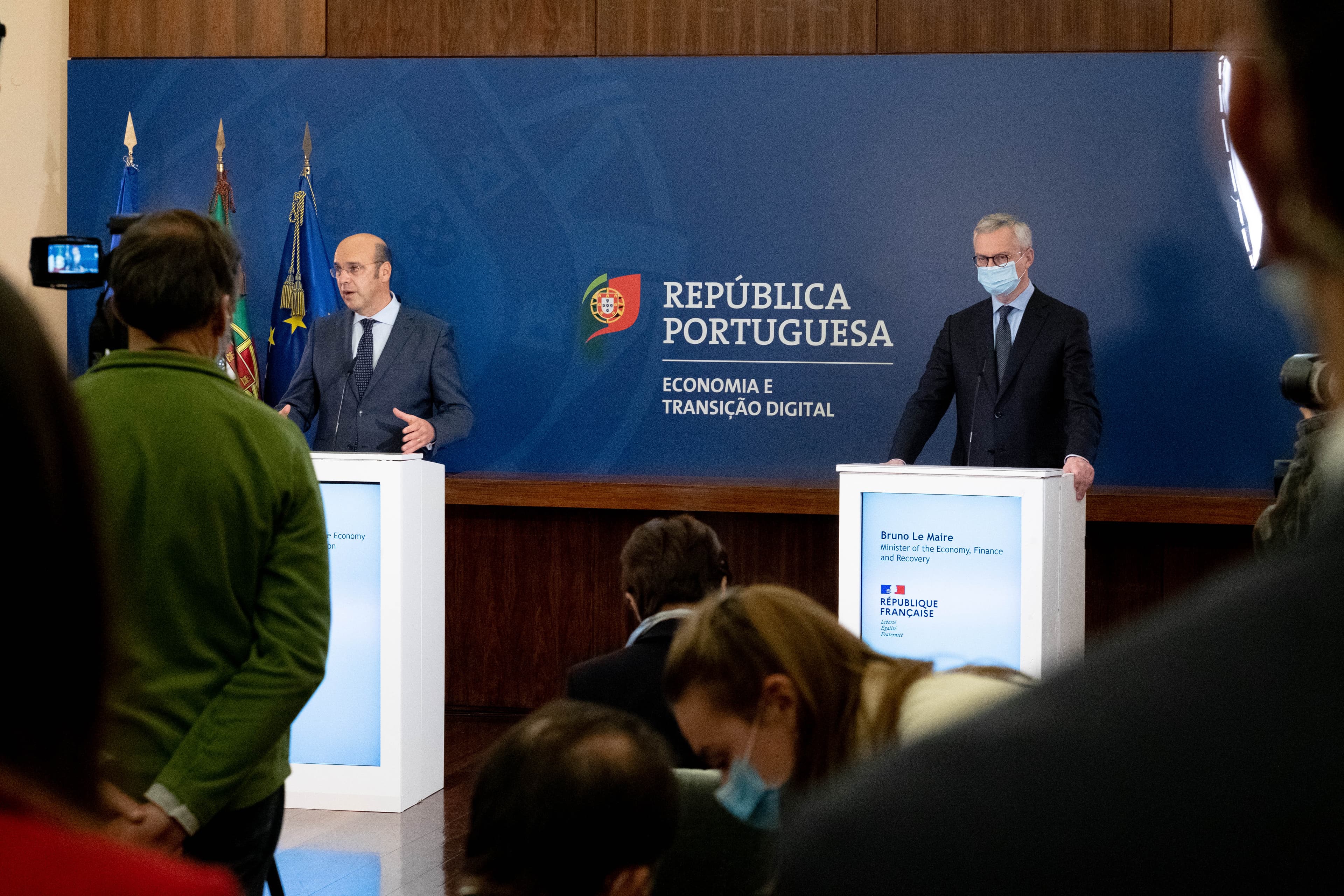 Ministros português e francês da Economia, Pedro Siza Vieira e Bruno Le Maire, no final da reunião em Lisboa, Lisboa, 2 dezembro 2020 (Foto: Luís Ferreira)