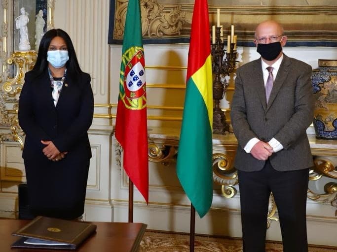 Ministro de Estado e dos Negócios Estrangeiros, Augusto Santos Silva, e Ministra dos Negócios Estrangeiros, Cooperação Internacional e Comunidades da Guiné-Bissau, Suzi Barbosa, assinam o Programa Estratégico de Cooperação, Lisboa, 13 janeiro 2021