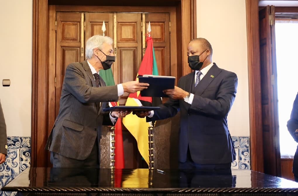 Ministro da Defesa Nacional, João Gomes Cravinho, e Ministro da Defesa de Moçambique, Jaime Bessa Neto, na assinatura do acordo de cooperação, Oeiras, 10 maio 2021 (Foto: João Bica)
