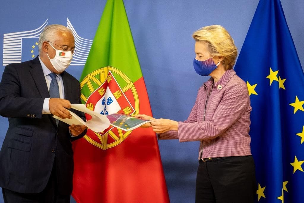 Primeiro-Ministro António Costa entrega a versão preliminar do Plano de Recuperação e Resiliência à presidente da Comissão Europeia, Ursula von der Leyen, Bruxelas, 15 novembro 2020 (foto: Clara Azevedo)
