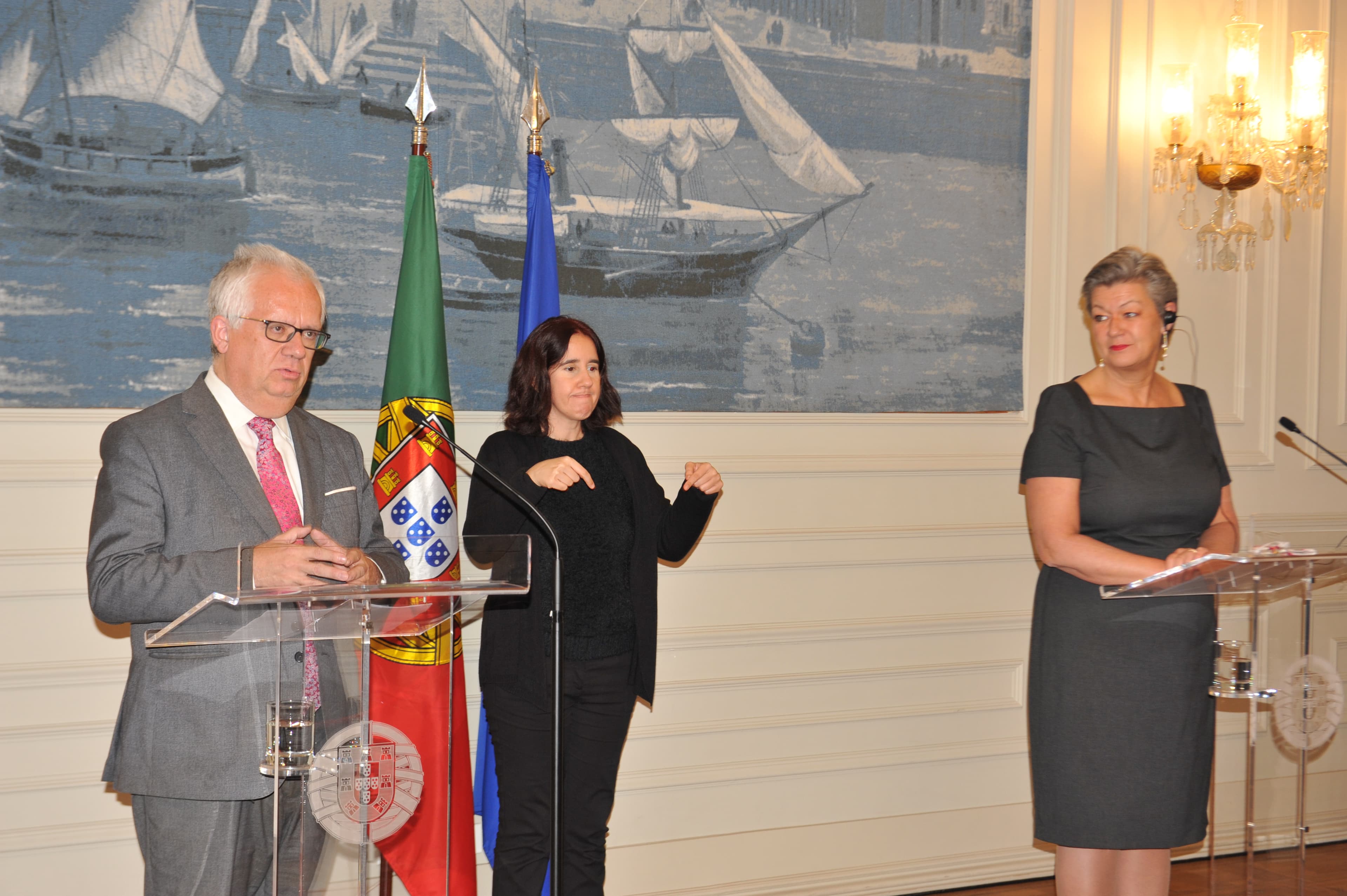 Ministro da Administração Interna, Eduardo Cabrita, e Comissária Europeia dos Assuntos Internos, Ylva Johansson, na conferência de imprensa após reunião, Lisboa, 3 dezembro 2020