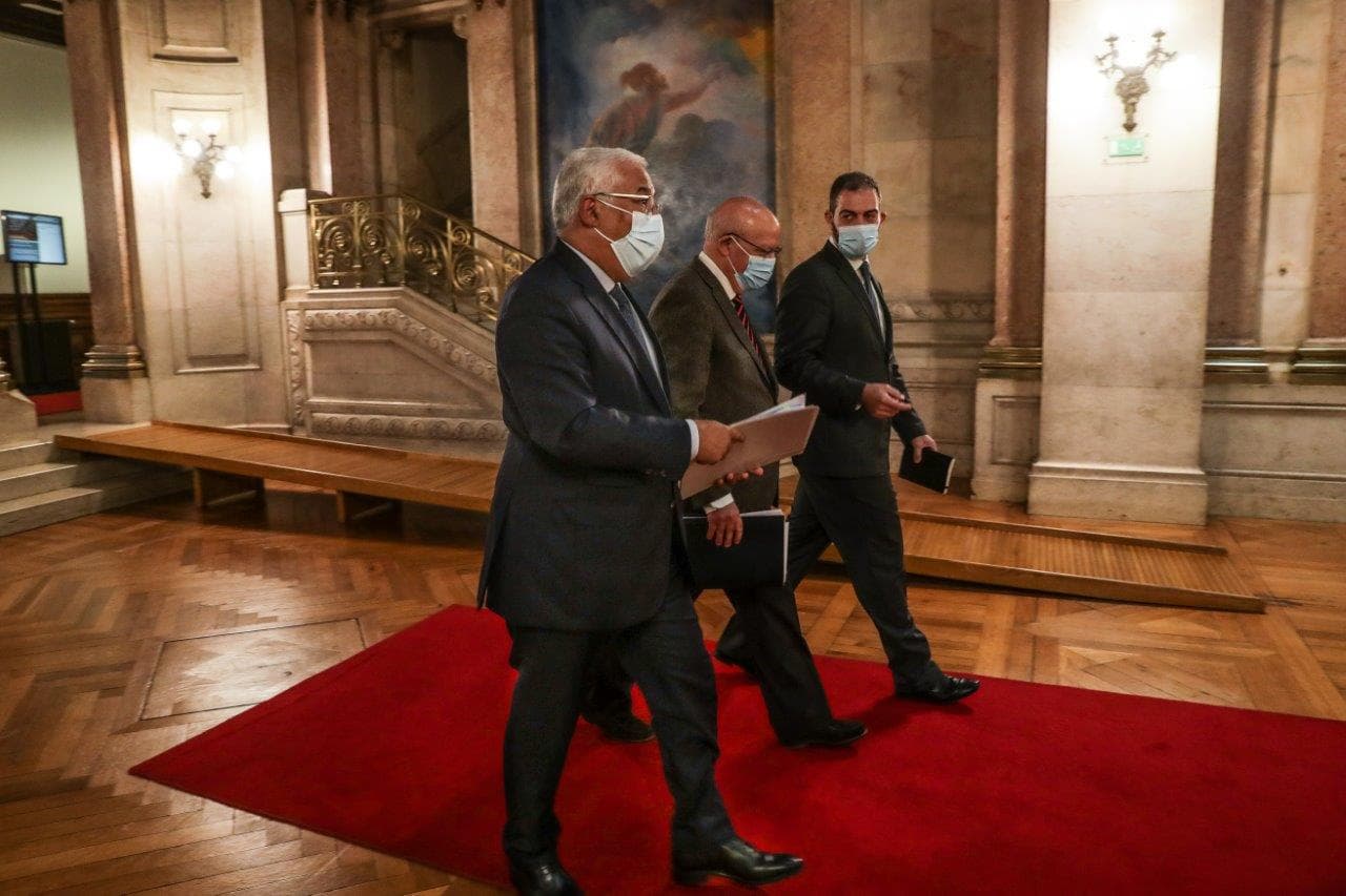 Primeiro-Ministro António Costa, Ministro de Estado e dos Negócios Estrangeiros, Santos Silva e Secretário de Estado Duarte Cordeiro, Assembleia da República, 9 dezembro 2021 (foto: Tiago Petinga/Lusa)