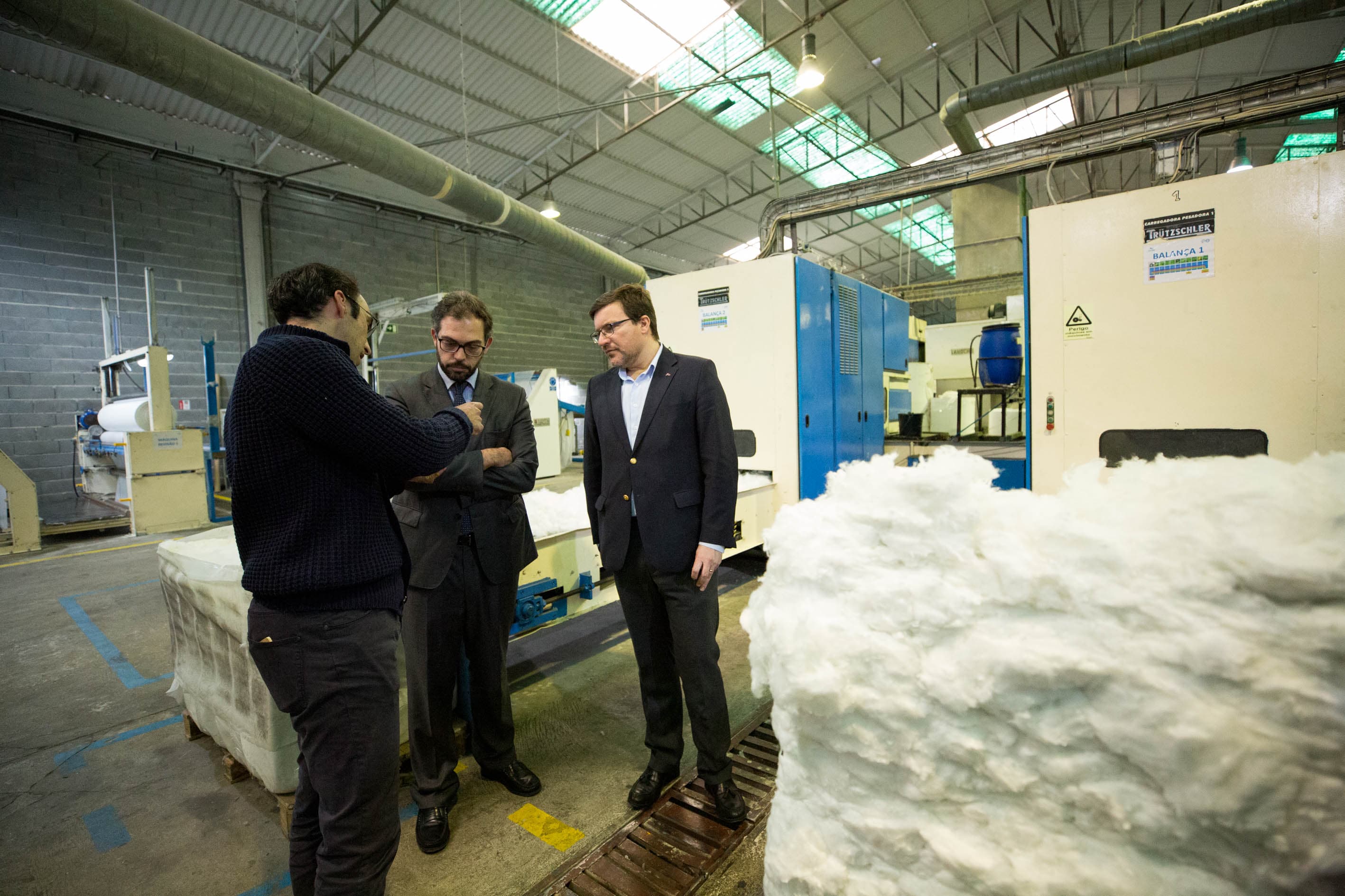 Secretário de Estado dos Assuntos Parlamentares, Duarte Cordeiro, visita empresa do setor automóvel que está a reconverter produção para equipamentos de proteção, Santarém, 14 abril 2020 (foto: João Bica)