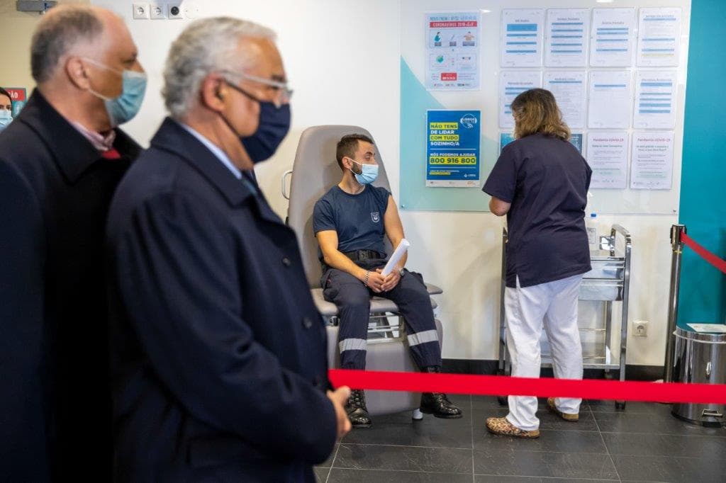 Primeiro-Ministro António Costa na vacinação de bombeiros na Unidade de Saúde Familiar do Areeiro, Lisboa, 13 fevereiro 2021 (foto: José Sena Goulão/Lusa)