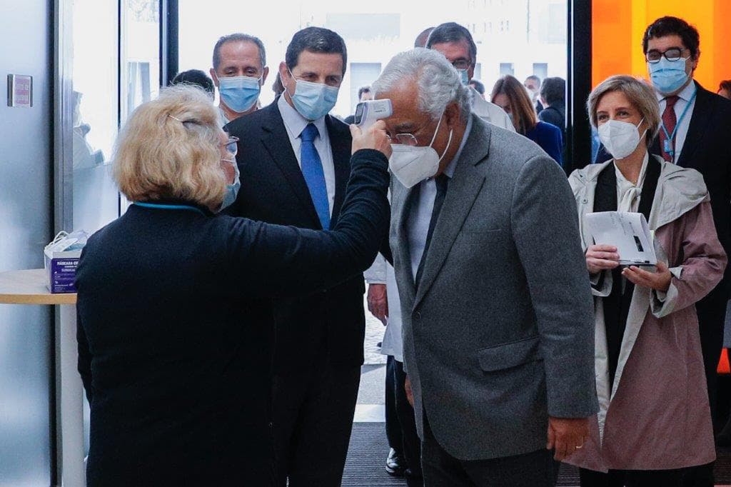 Primeiro-Ministro António Costa mede a temperatura à entrada do Hospital da CUF, Lisboa, 5 fevereiro 2021 (Foto: António Cotrim/Lusa)