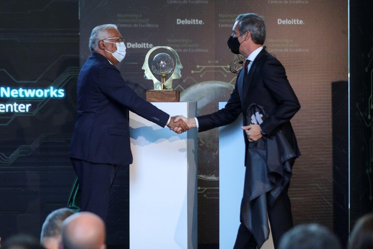 Primeiro-Ministro António Costa cumprimenta o presidente da Deloitte Portugal, António Lagartixo, na apresentação dos investimento em dois centros de excelência tecnológica, Lisboa, 17 novembro 2021 (Foto: Miguel A. Lopes/Lusa)
