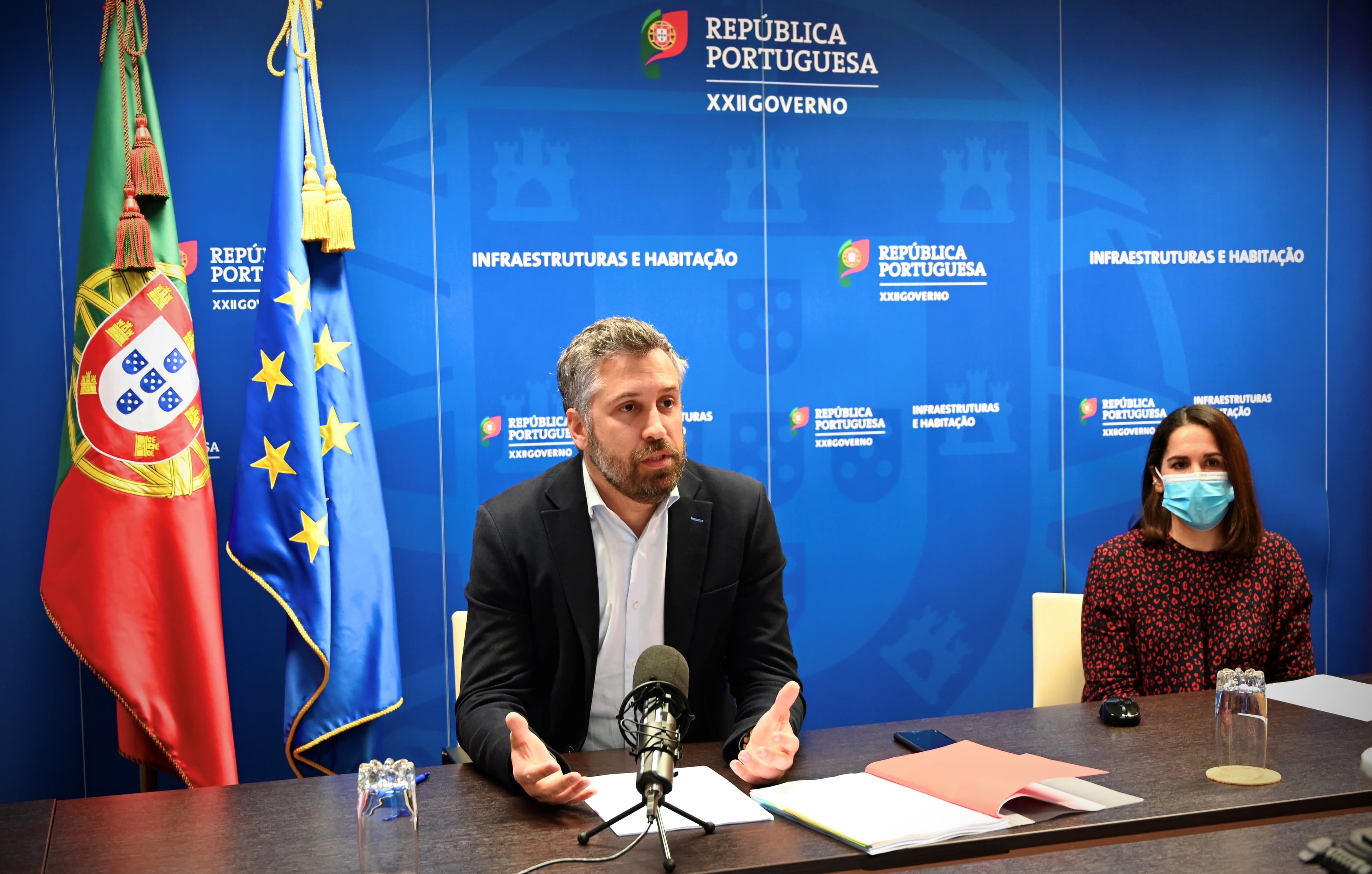 Ministro das Infraestruturas e da Habitação, Pedro Nuno Santos, e Secretária de Estado da Habitação, Marina Gonçalves, na assinatura de acordo do programa 1.º Direito com o município de São João da Madeira, 5 fevereiro 2021
