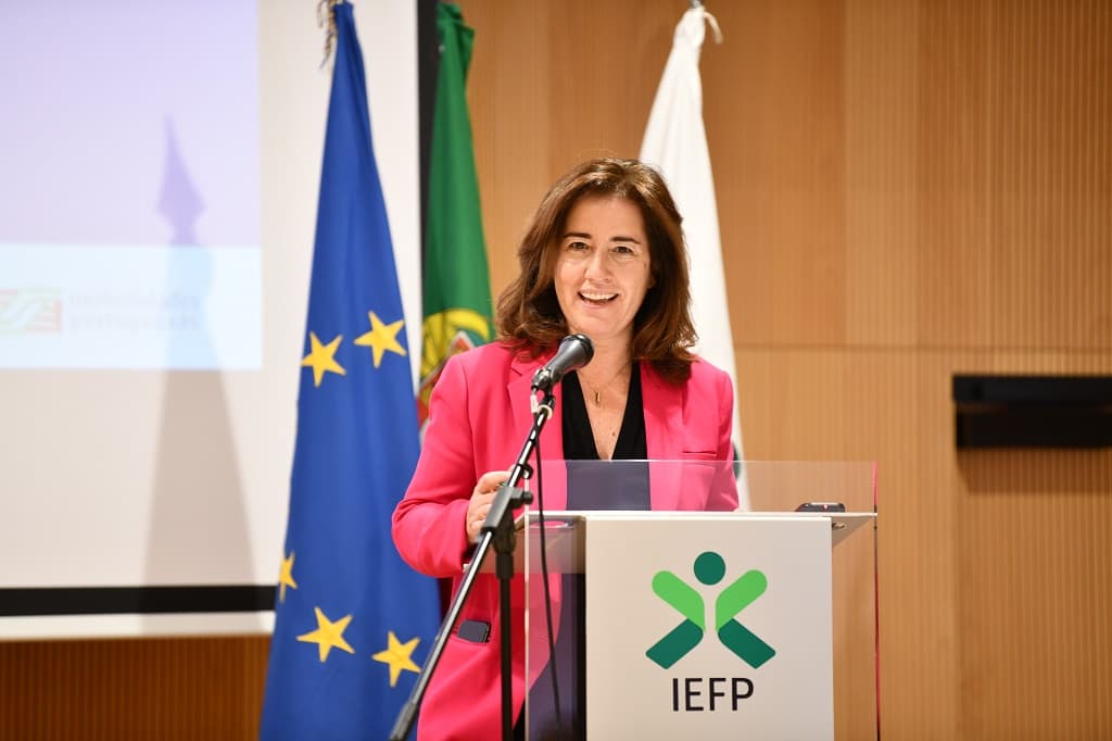 Ministra do Trabalho, Solidariedade e Segurança Social, Ana Mendes Godinho, na assinatura do Acordo de Cooperação e Qualificação no âmbitos dos programas «Valorizar Social» e «Qualifica Social», Coimbra, 13 janeiro 2022