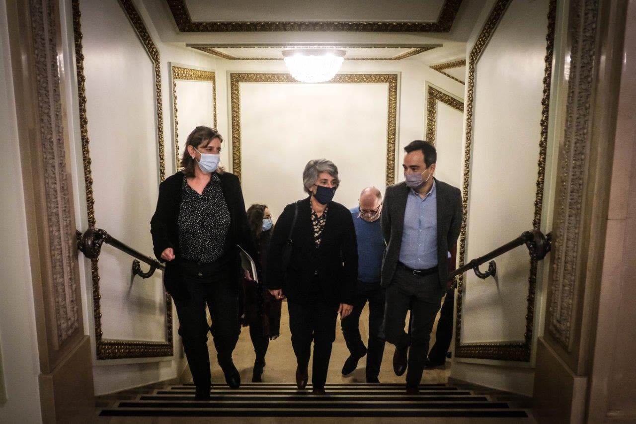 Ministra da Cultura, Graça Fonseca, e Secretária de Estado Adjunta e do Património Cultural, Ãngela Ferreira, na apresentação das obras no Teatro Nacional D. Maria II, Lisboa, 13 dezembro 2021 (Foto: Mário Cruz/Lusa)