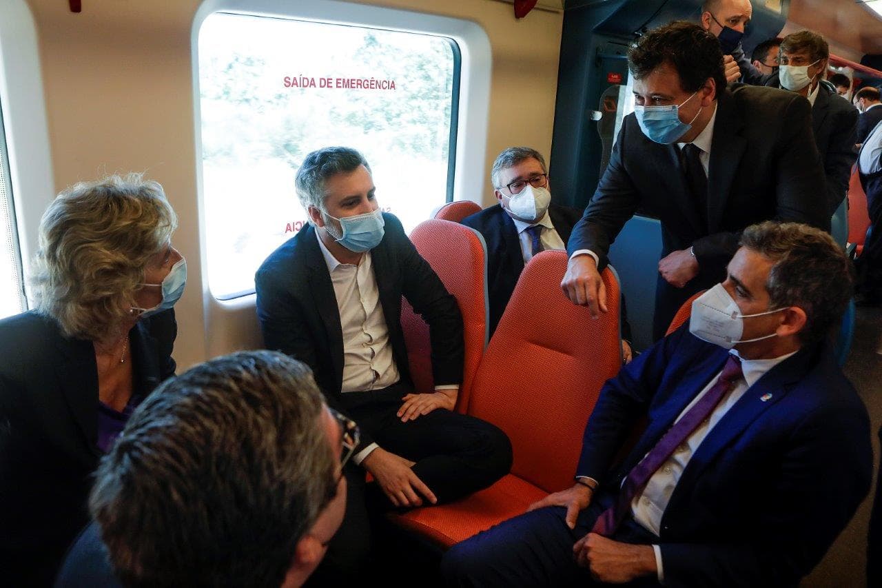 Ministros das Infraestruturas e da Habitação, Pedro Nuno Santos, e da Coesão Territorial, Ana Abrunhosa, e Secretário de Estado Jorge Delgado na viagem de comboio entre Guarda e Covilhã, 4 maio 2021 (foto: Miguel Pereira da Silva/Lusa)
