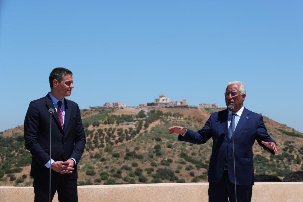 Primeiro-Ministro António Costa e Presidente do Governo de Espanha, Pedro Sanchez, na cerimónia de reabertura de fronteiras, Elvas, 1 julho 2020 (Foto: Nuno Veiga/Lusa)