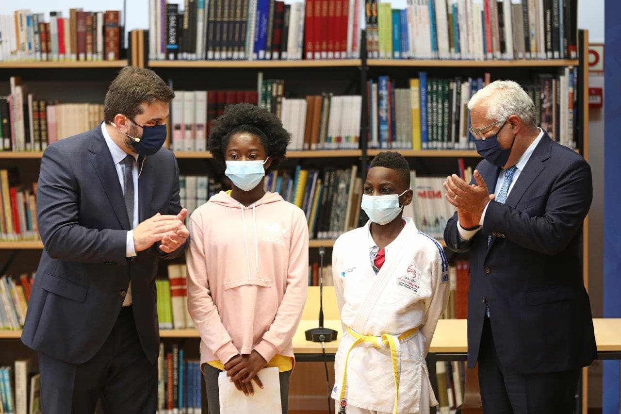 Primeiro-Ministro António Costa e Ministro da Educação, Tiago Brandão Rodrigues, com alunos da Escola Azevedo Neves, Amadora, 1 junho 2021 (foto: António Pedro Santos/Lusa)
