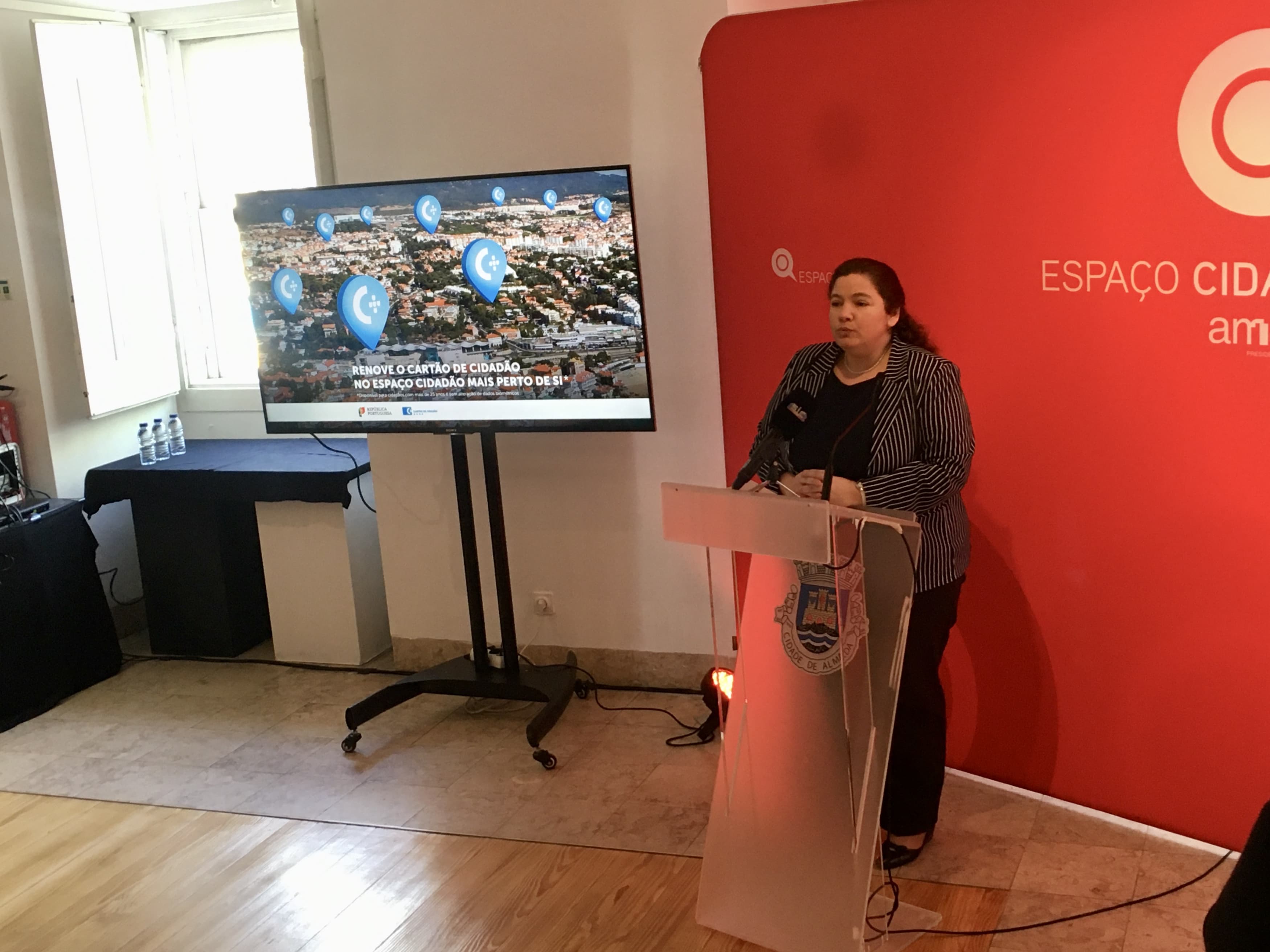 Ministra da Modernização do Estado e da Administração Pública, Alexandra Leitão, na cerimónia de lançamento da campanha no Espaço Cidadão da Sobreda da Caparica, 4 março 2020