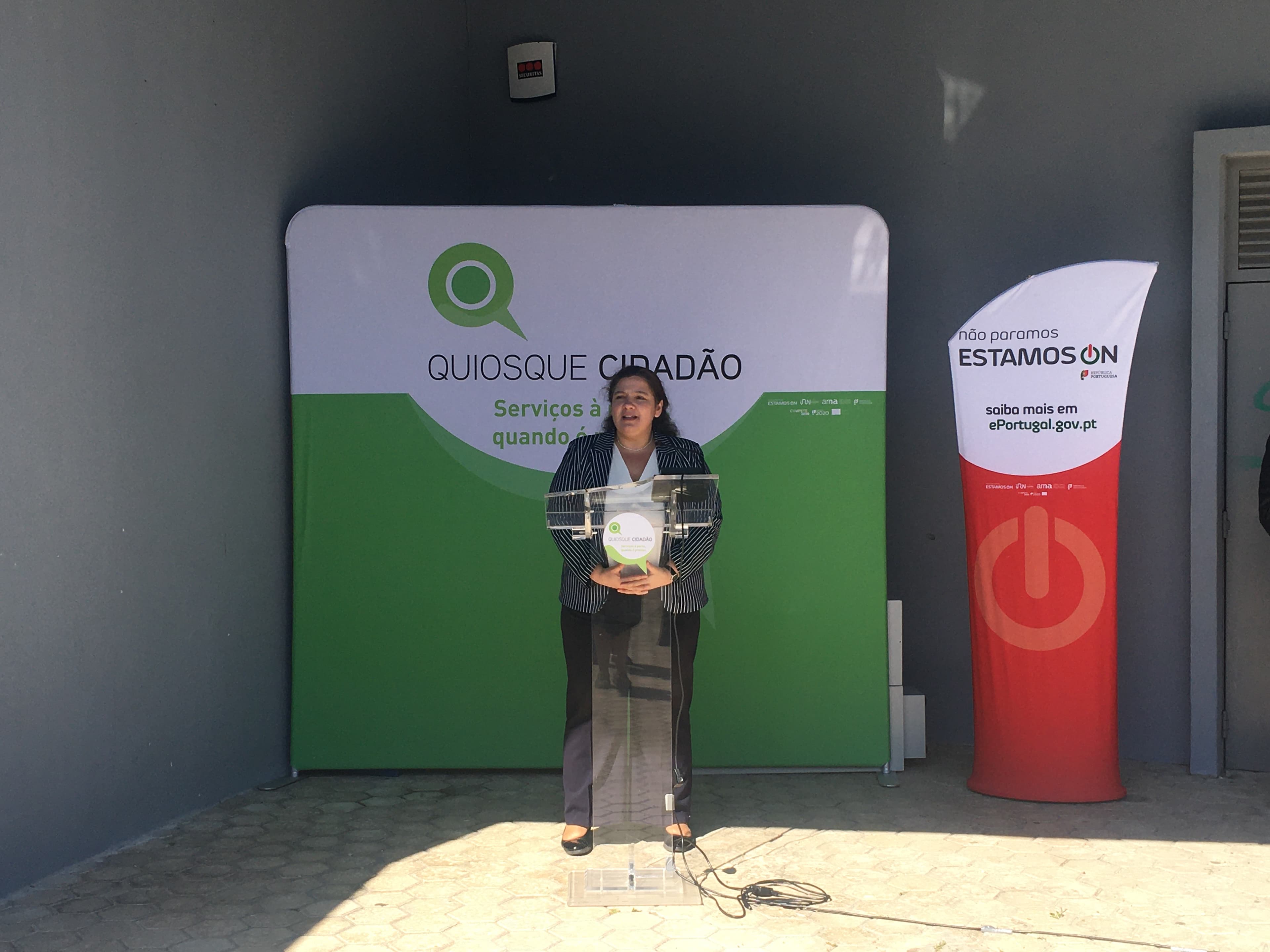 Ministra da Modernização do Estado e da Administração Pública, Alexandra Leitão, durante a visita ao Quiosque Cidadão de Sintra, 21 maio 2020