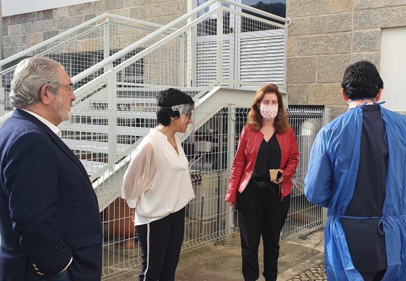 Ministra do Trabalho, Solidariedade e Segurança Social, Ana Mendes Godinho, e a Ministra da Agricultura, Maria do Céu Antunes, no Laboratório de Virologia do Instituto Nacional de Investigação Agrária e Veterinária, Oeiras, 4 maio 2020
