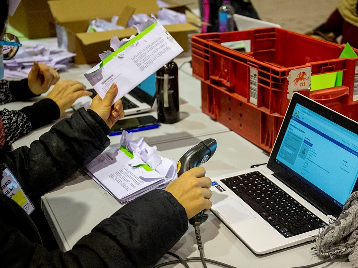 Contagem de votos dos círculos das comunidades portuguesas (foto: João Bica)