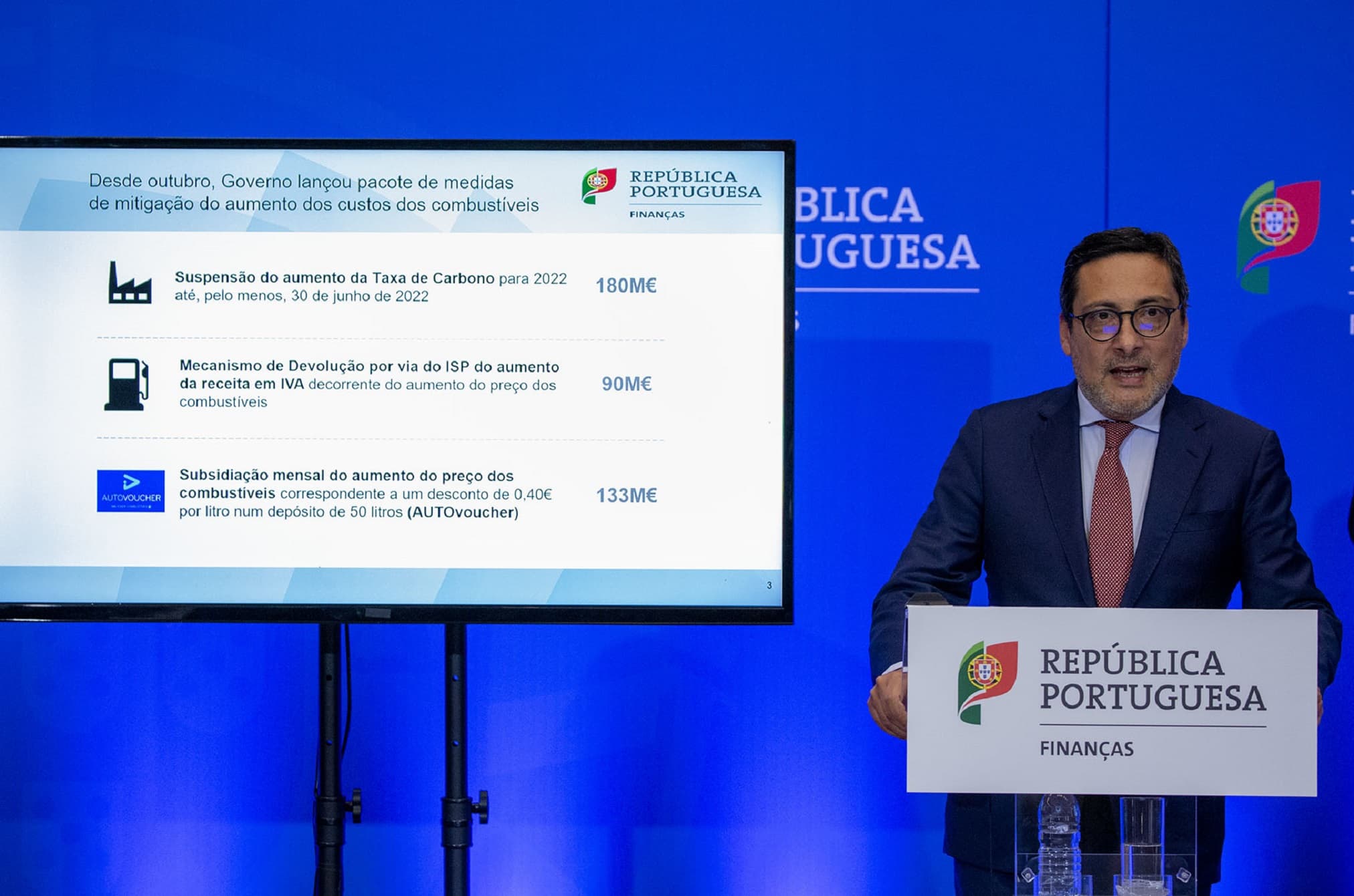 Secretário de Estado dos Assuntos Fiscais, António Mendonça Mendes, na conferência de imprensa sobre a aplicação das medidas de mitigação do aumento dos preços dos combustíveis, 11 março 2022, Lisboa (Foto: João Bica)