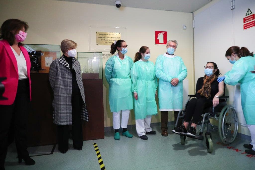 Ministras do Trabalho, Solidariedade e Segurança Social, Ana Mendes Godinho, e da Saúde, Marta Temido, na administração da vacina contra a Covid-19 em unidade de cuidados continuados integrados, Mora, 6 janeiro 2021 (foto: Nuno Veiga/Lusa)