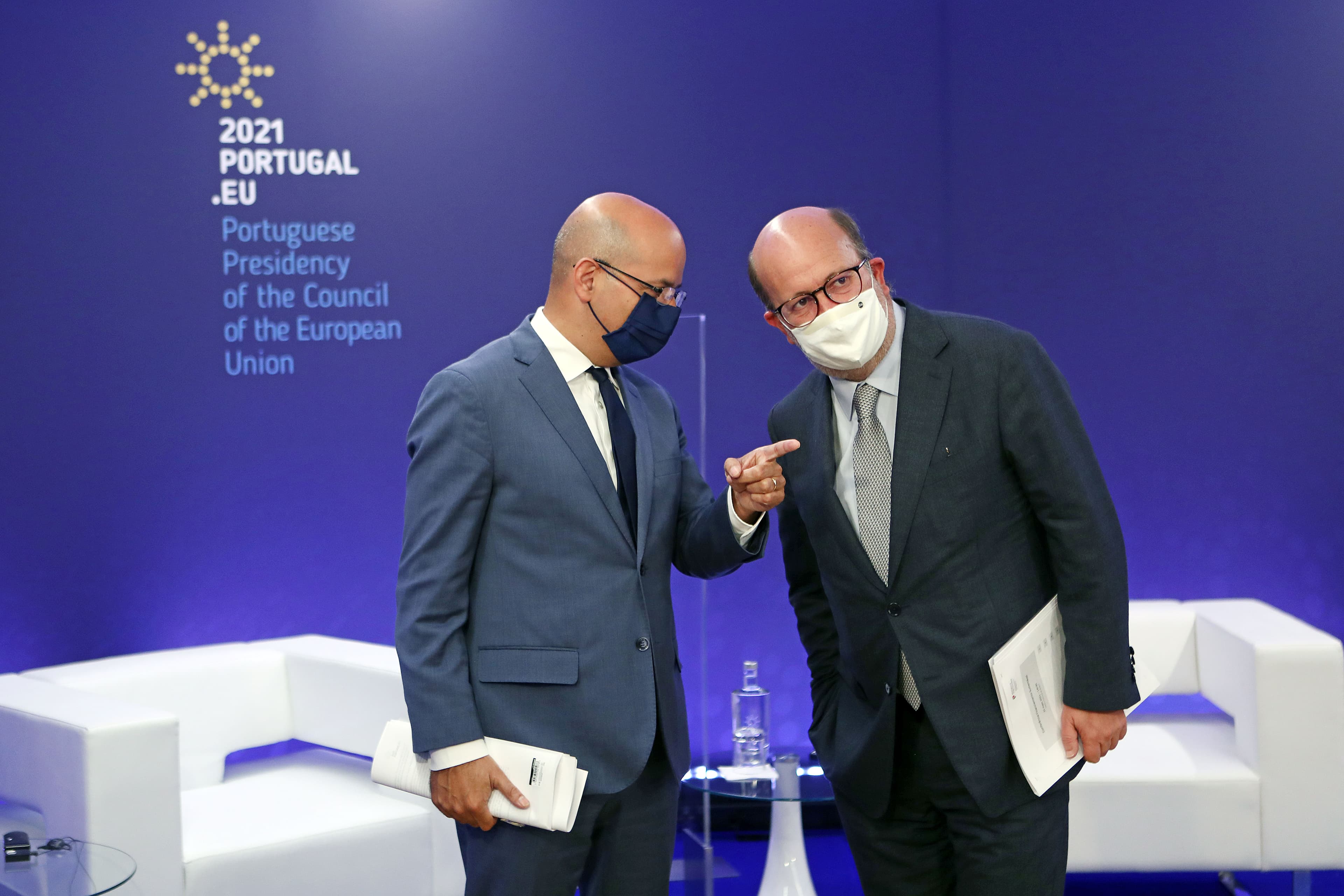 Ministro de Estado e das Finanças, João Leão, e Ministro do Ambiente e da Ação Climática, João Pedro Matos Fernandes, na videoconferência «Financiamento Sustentável: Novos Desenvolvimentos», Lisboa, 25 maio 2021 (Foto: António Pedro Santos/Lusa)