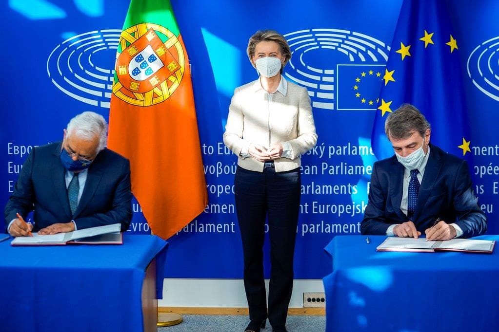 Primeiro-Ministro António Costa e presidente do Parlamento Europeu, David Sassoli, assinam lei do mecanismo de recuperação e resiliência na presença da presidente da Comissão Europeia, Ursula von der Leyen, Buxelas, 12 fevereiro 2021 (foto: PE)