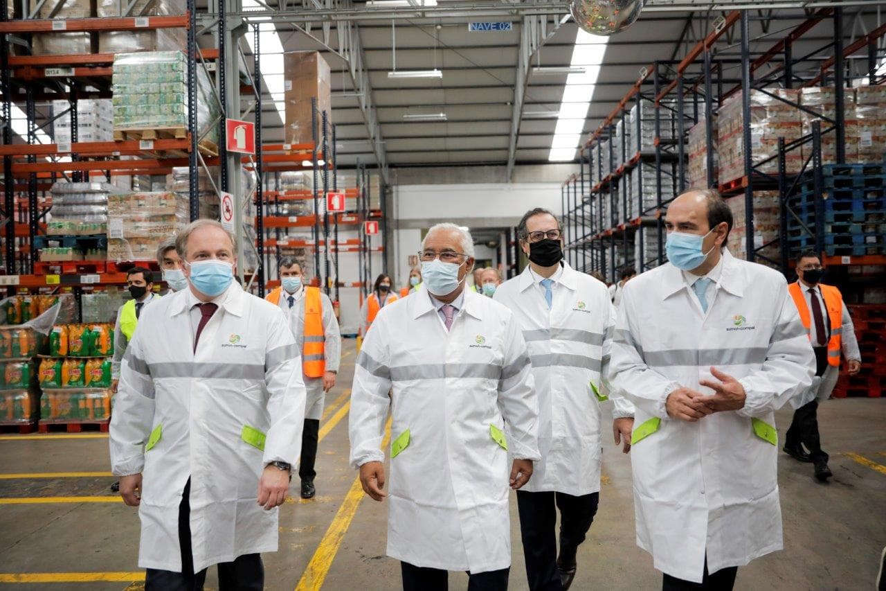 Primeiro-Ministro, António Costa, e Secretário de Estado Adjunto e da Economia, João Neves, visitam novo armazém automático da Sumol Compal, Almeirim, 15 outubro 2021 (foto: Paulo Cunha /Lusa)