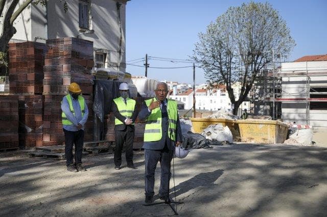 Primeiro-Ministro António Costa no final da visita às obras de requalificação na Escola Secundária de Camões, Lisboa, 23 março 2021 (foto: Rodrigo Antunes/Lusa)
