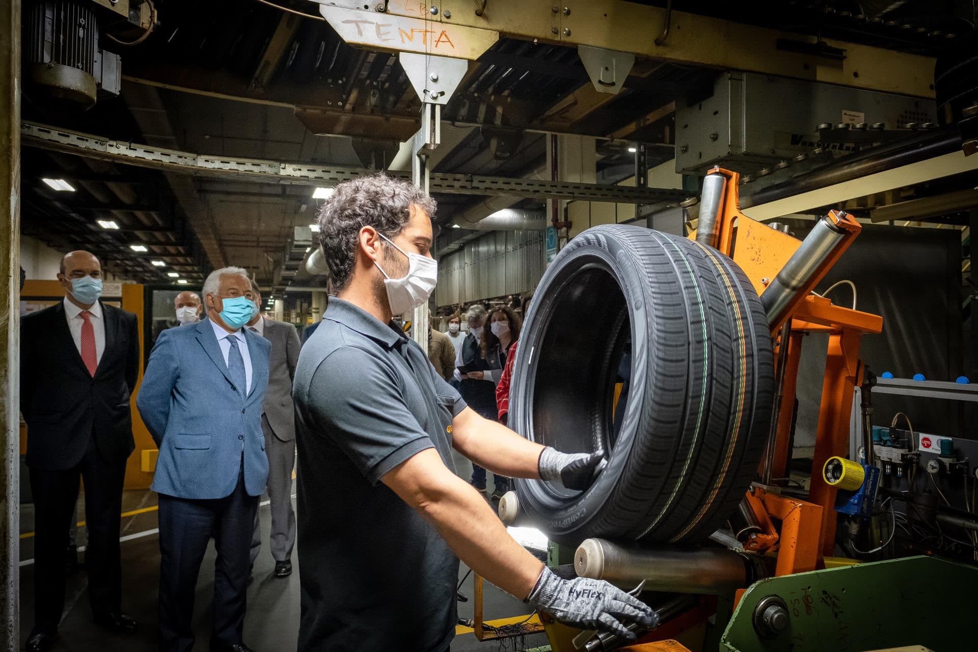 Primeiro-Ministro António Costa e Ministro de Estado, da Economia e da Transição Digital, Pedro Siza Vieira, visitam a fábrica da pneus da Continental Mabor, Famalicão, 27 abril 2020 (foto: Clara Azevedo)