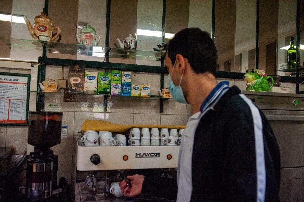 Redução das receitas fiscais e despesa com apoios à suspensão da atividade devido à Covid-19 amentam o défice orçamental (imagem de cafetaria)