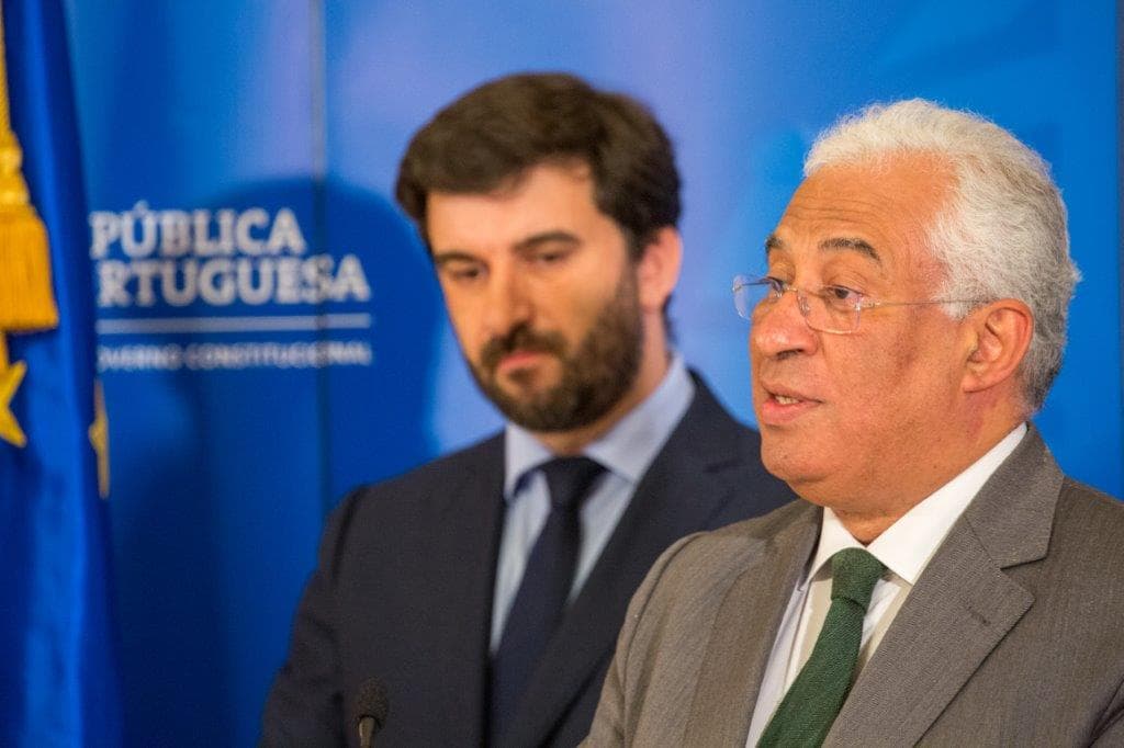 Primeiro-Ministro António Costa e Ministro da Educação, Tiago Brandão Rodrigues, na conferência de imprensa do Conselho de Ministros sobre recomeço das aulas presenciais, Lisboa, 9 abril 2020 (foto: João Bica)