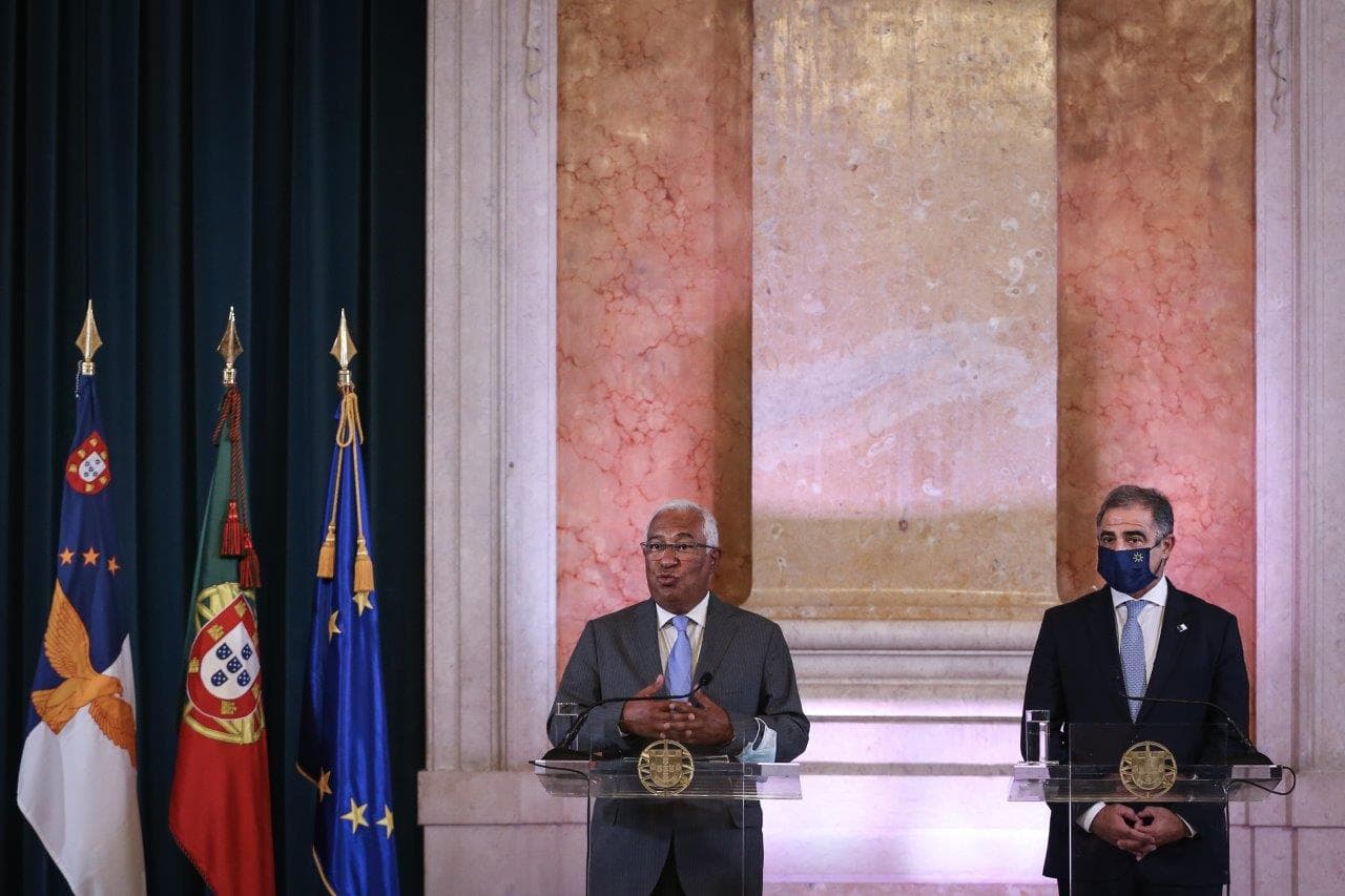 Primeiro-Ministro António Costa e Presidente do Governo Regional dos Açores, José Manuel Bolieiro, na assinatura do contrato de financiamento do PRR para os Açores, Lisboa, 2 setembro 2021 (foto: Rodrigo Antunes/Lusa)