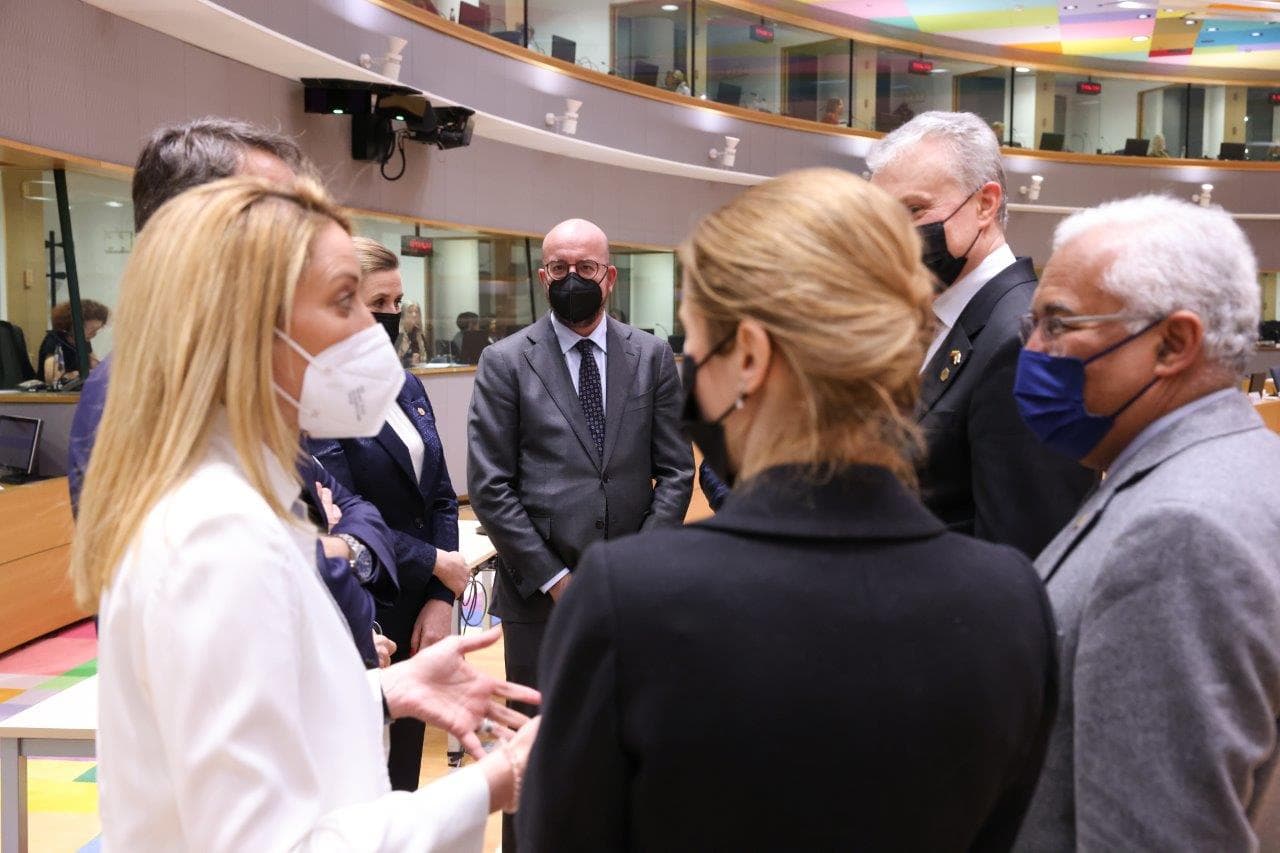 Primeiro-Ministro António Costa com os Presidente do Parlamento Europeu, Roberta Metsola, e do Conselho Europeu, Charles Michel, e outros Chefes de Governo, Conselho Europeu, Bruxelas, 24 fevereiro 2022 (foto: UE)