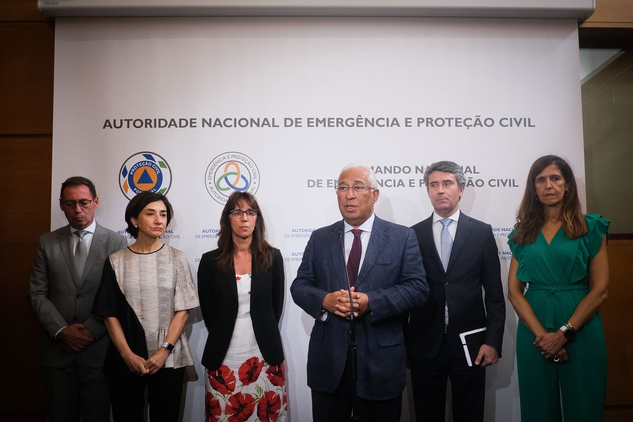 Primeiro-Ministro, António Costa, acompanhado por membros do Governo, na sede da Autoridade Nacional de Emergência e Proteção Civil, Oeiras, 12 julho 2022 (foto: Mário Cruz, Lusa)